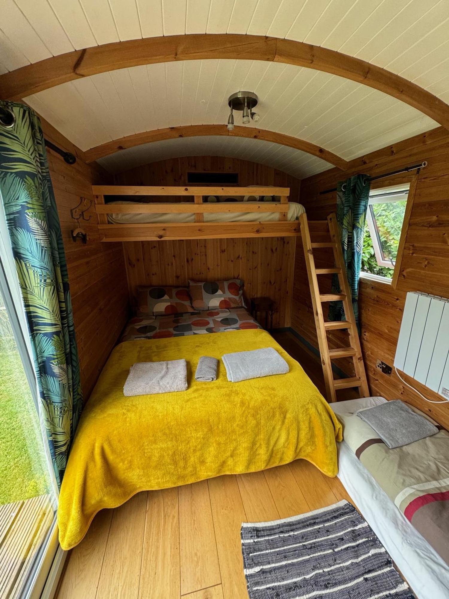 Unique Sheperds Hut Private Hot Tub, Ensuite & Kitchenette Clodock Exterior photo
